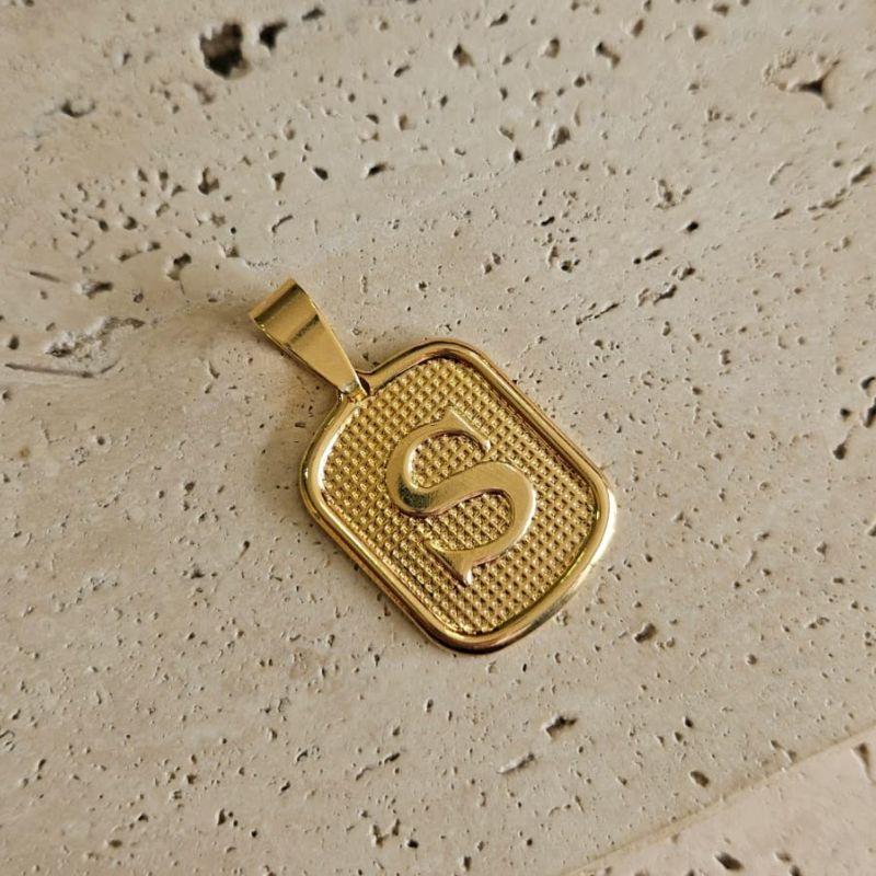 Pingente Placa Inicial S Grande (2,7x2,2cm)