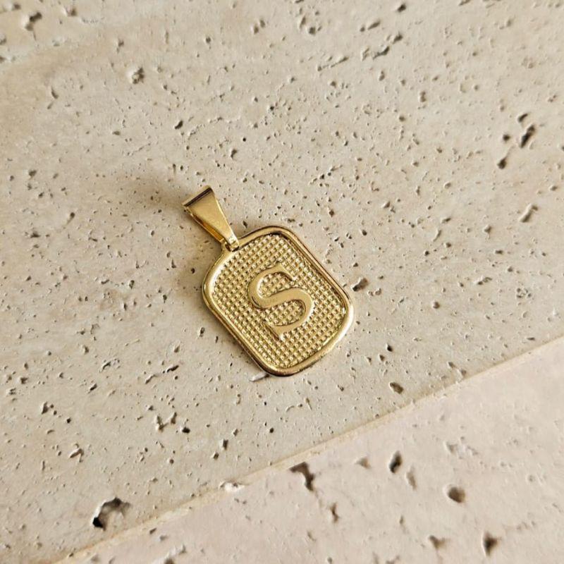 Pingente Placa Inicial S Pequena (1,7x1,4cm)