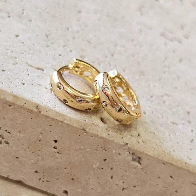 Brinco Argola Com Zirconias Pontilhadas Media