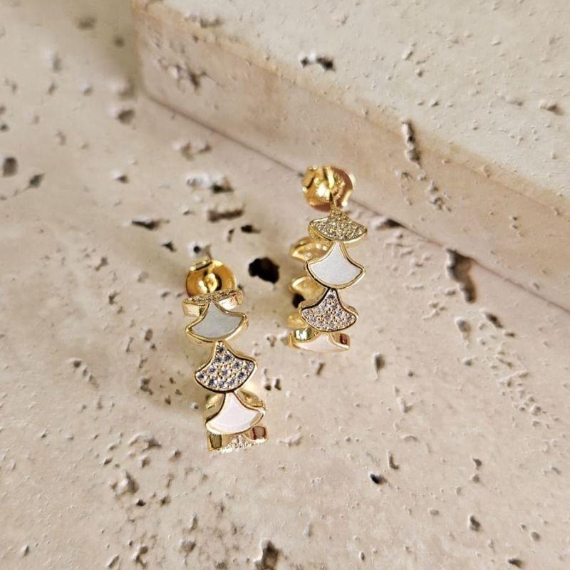 Brinco Argola Cravejada e Resina Branca