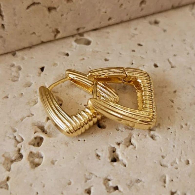 Brinco Argola Triangular Risca de Giz Pequena