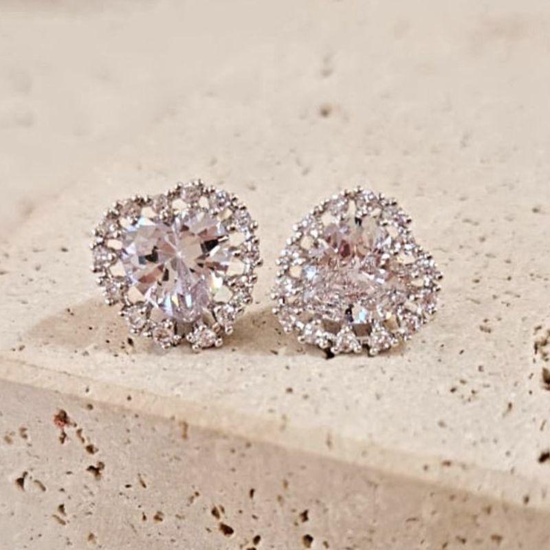 Brinco Coração com Zirconias em volta