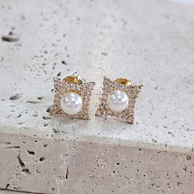 Brinco Quadrado Cravejado com Perola