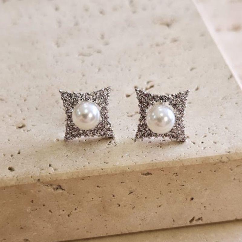 Brinco Quadrado Cravejado com Perola