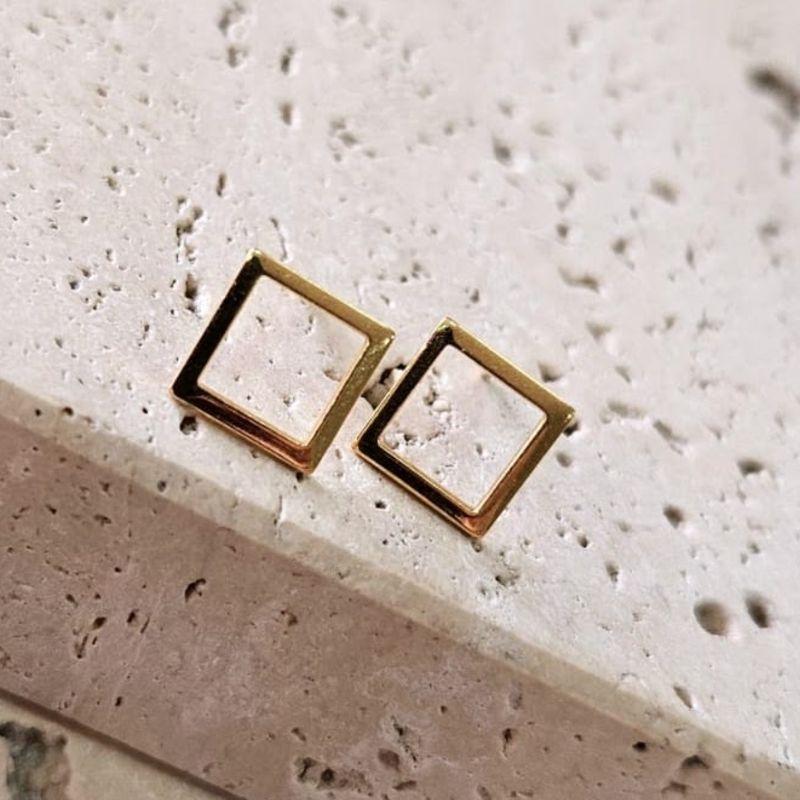 Brinco Quadrado Vazado Gde