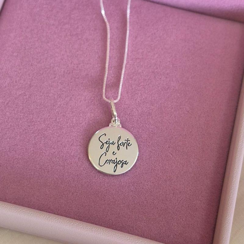 Gargantilha Medalha Seja Forte e Corajosa 45cm