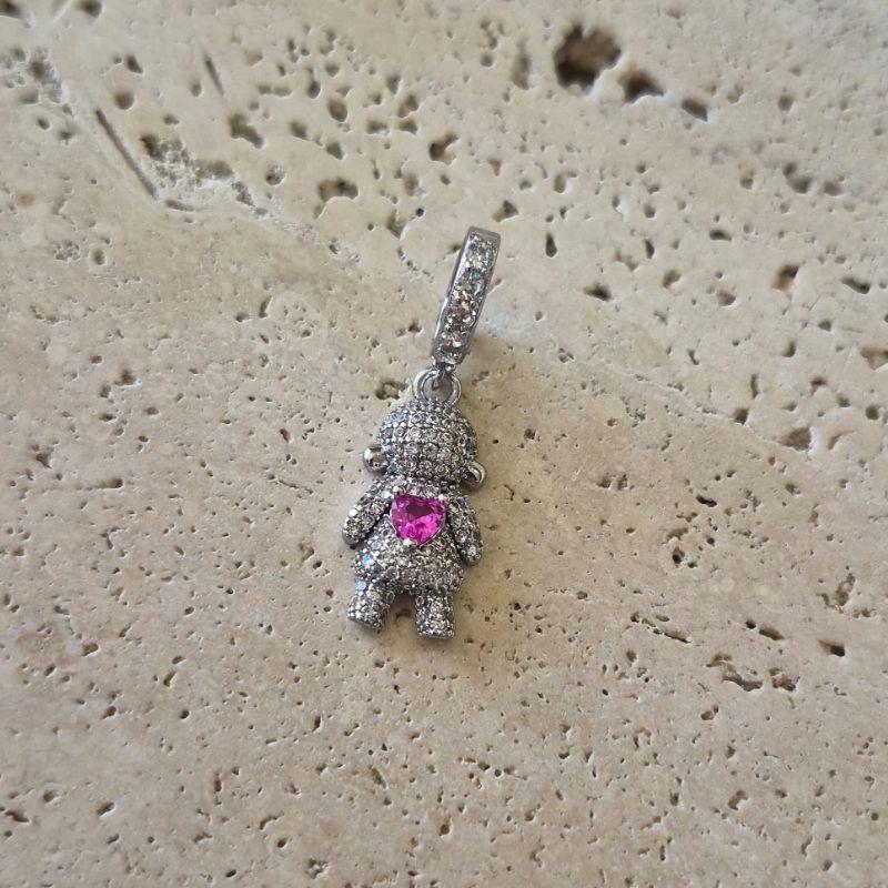 Pingente Menina Cravejado Pedra Rosa (1,8x1,0cm)