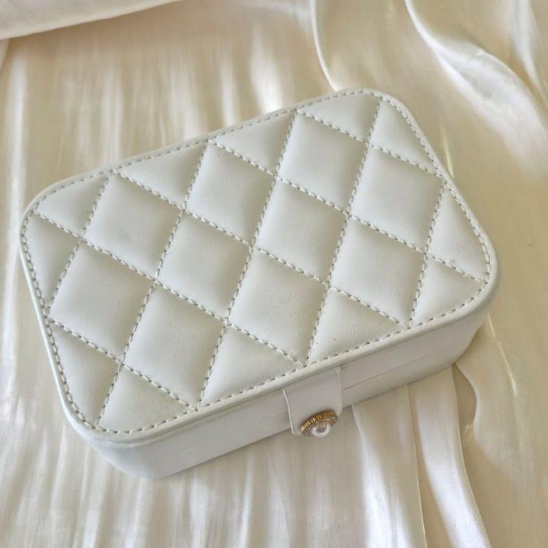 Porta Joia Almofadado Branco Botão Perola 15,5x10,5x5cm