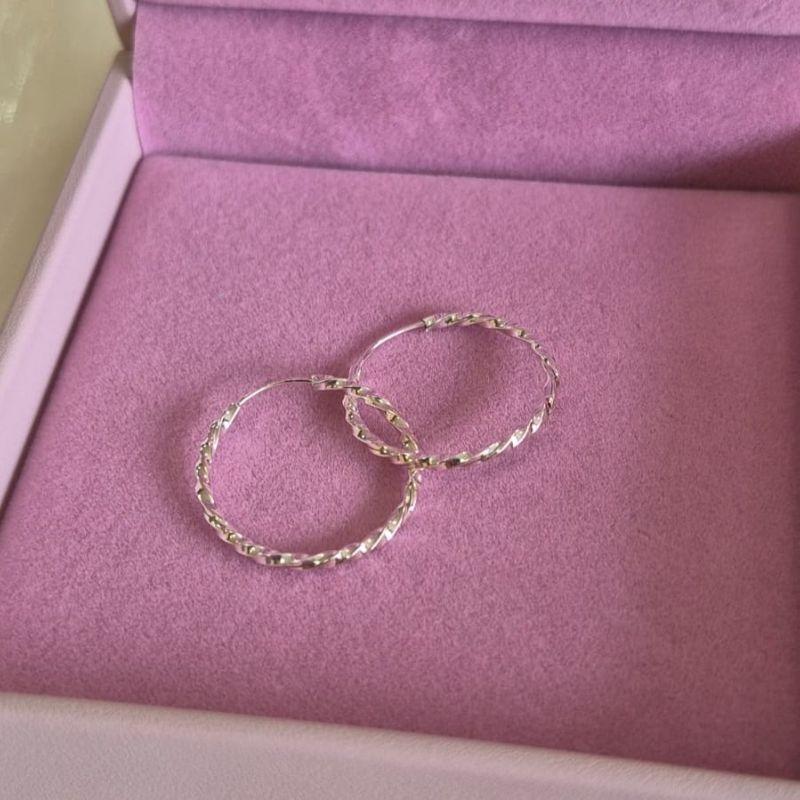 Brinco Argola Detalhada Clic 2,3cm Prata