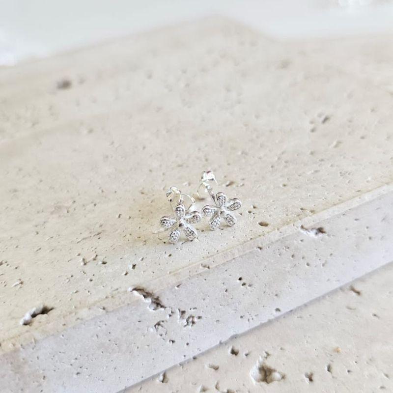 Brinco Fixo Flor Texturizada M Prata