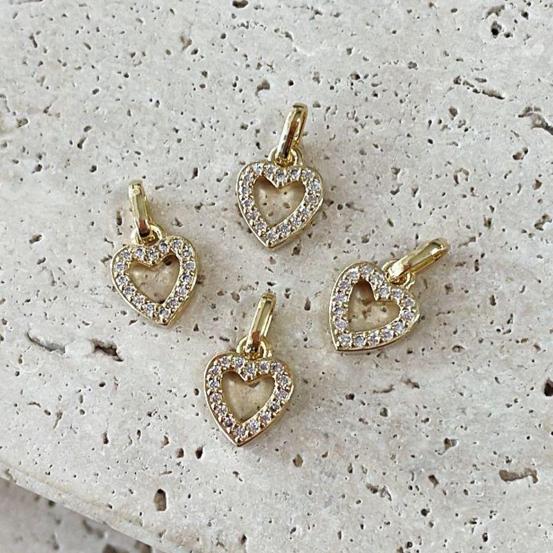 Pingente Coração Vazado Cravejado Mini (0,8x0,7cm)