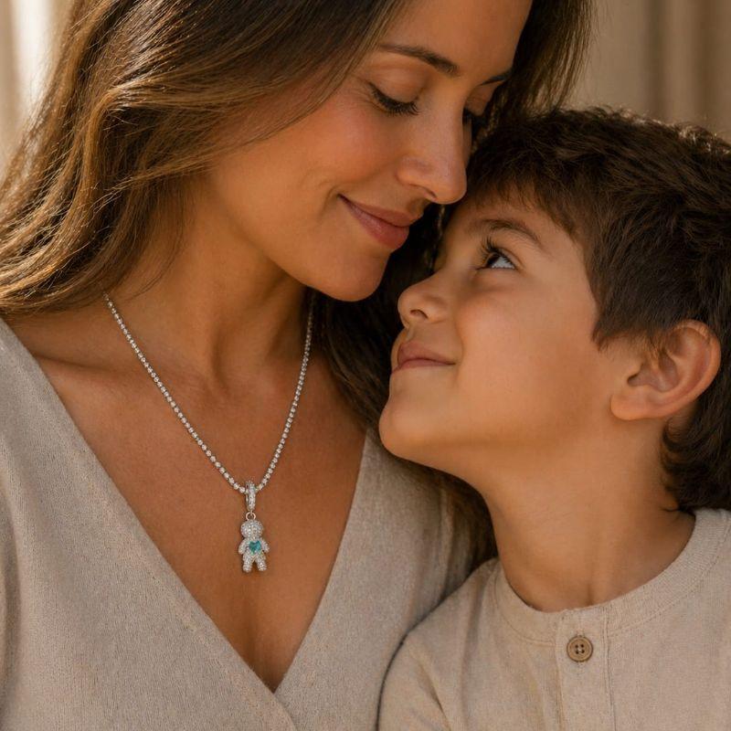 Pingente Menino Cravejado Pedra Verde (1,8x1,0cm)