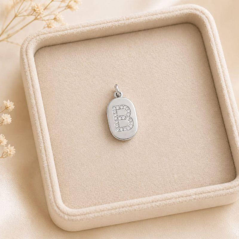 Pingente Letra Oval Cravejada B (19x10mm)