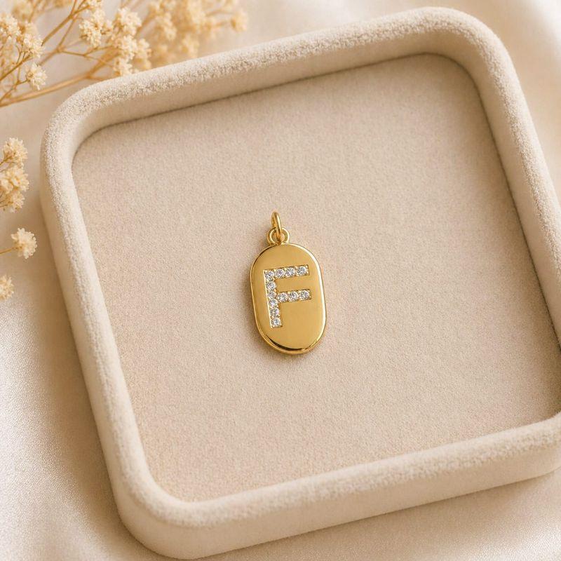Pingente Letra Oval Cravejada F (19x10mm)