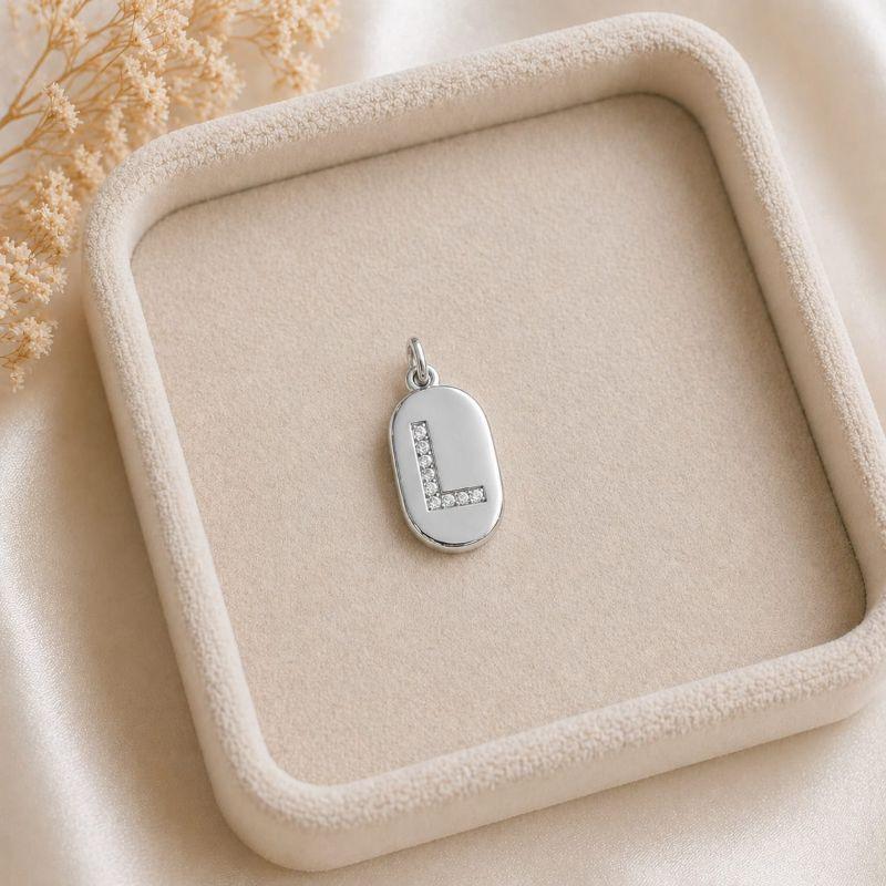 Pingente Letra Oval Cravejada L (19x10mm)