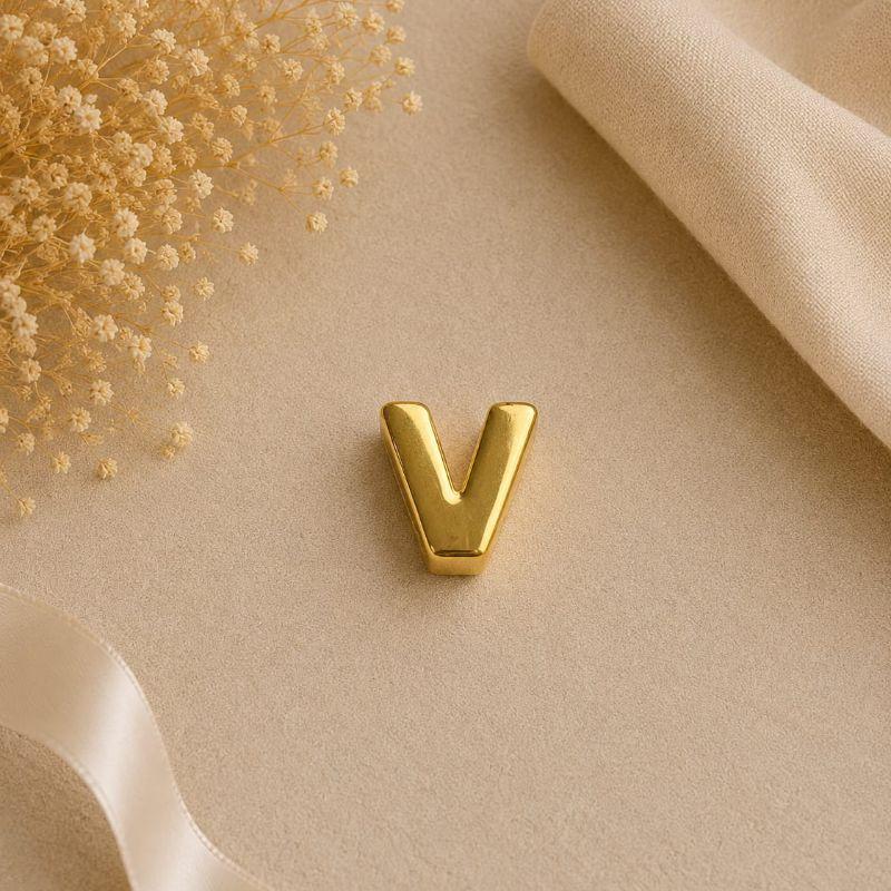 Pingente Letra Vazada para Correntaria V (1,0cm)