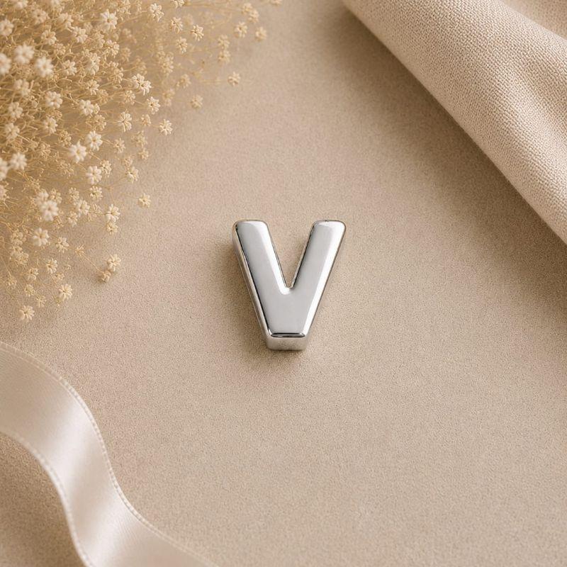 Pingente Letra Vazada para Correntaria V (1,0cm)