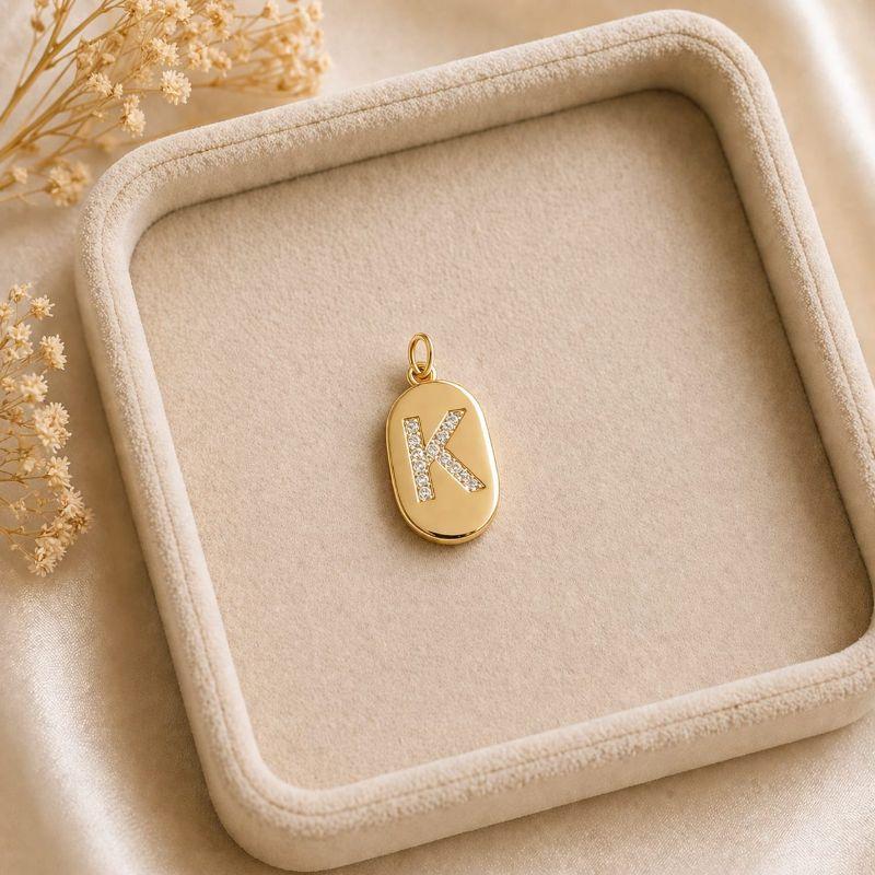 Pingente Letra Oval Cravejada K (19x10mm)