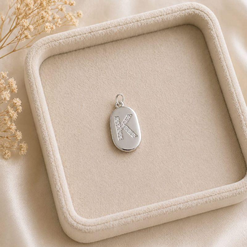 Pingente Letra Oval Cravejada K (19x10mm)