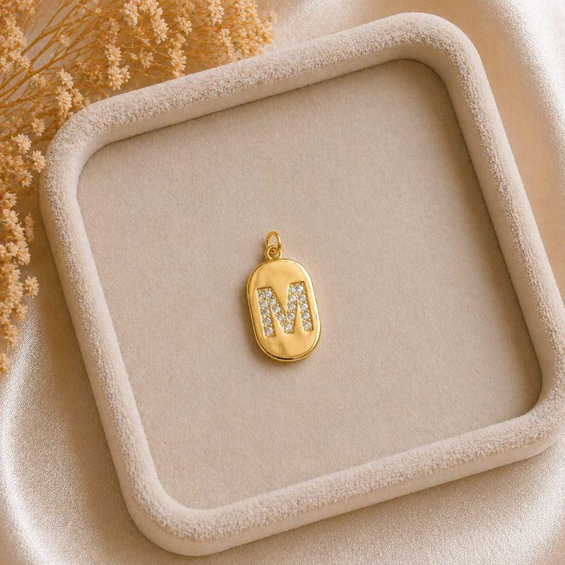Pingente Letra Oval Cravejada M (19x10mm)