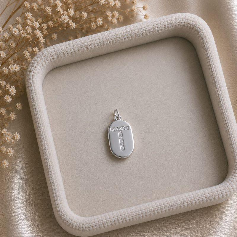Pingente Letra Oval Cravejada T (19x10mm)
