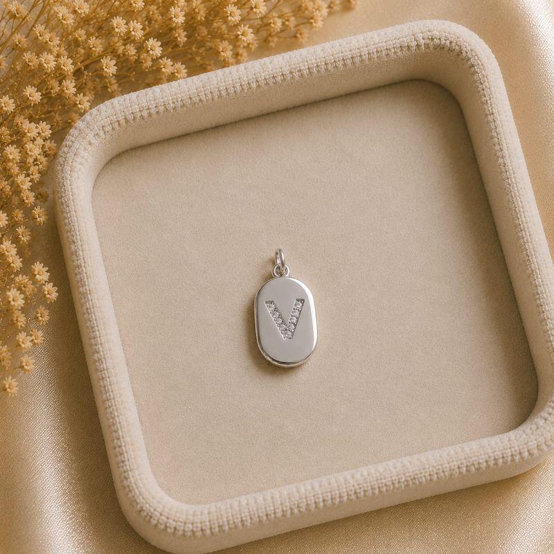 Pingente Letra Oval Cravejada V (19x10mm)